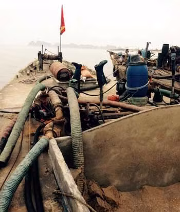 Những tàu hút cát trái phép bị phát hiện tại vùng biển TP Hạ Long.