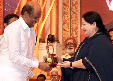 Nữ Thủ hiến bang Tamil Nadu, bà Jayalalitha, gặp gỡ Rajinikanth, năm 2013.
