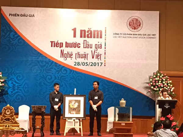 Một số hình ảnh tại phiên đấu giá.