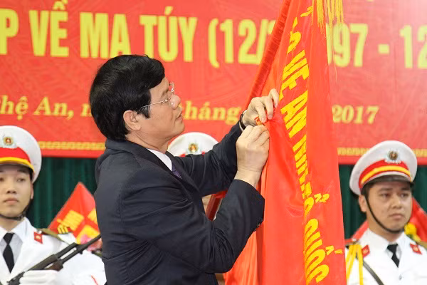 Thừa ủy quyền Chủ tịch nước, đồng chí Lê Xuân Đại gắn Huân chương chiến công hạng Ba cho phòng Cảnh sát ĐTTTP về ma túy.