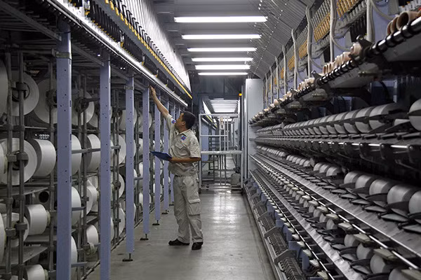 Công nhân làm việc tại Nhà máy xơ sợi Đình Vũ (PVTex).