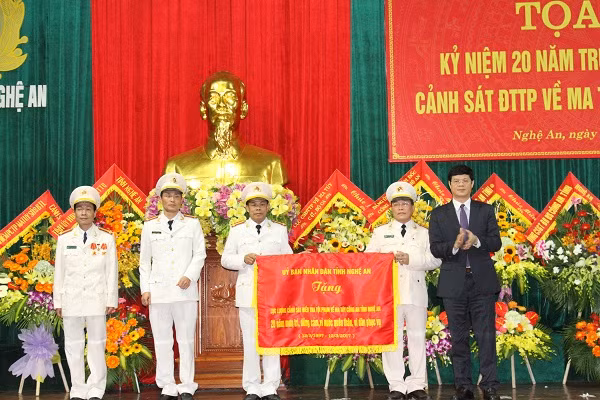 Trao bức trướng của UBND tỉnh cho Phòng Cảnh sát điều tra tội phạm về ma túy.
