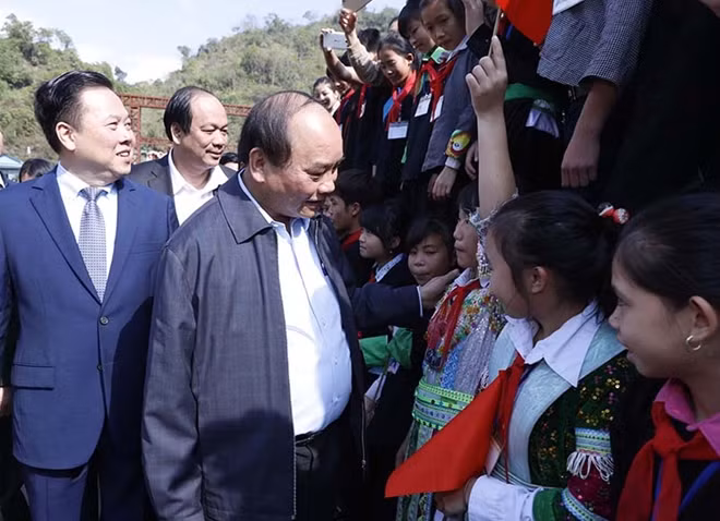 Thủ tướng thăm hỏi các em học sinh tại xã Lý Bôn, huyện Bảo Lâm, tỉnh Cao Bằng.