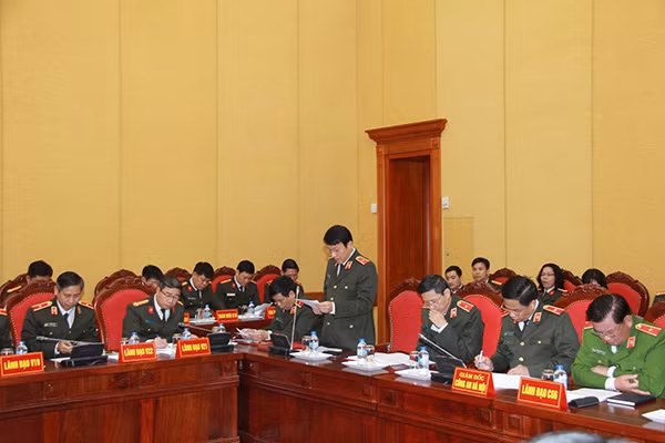 Thiếu tướng Lương Tam Quang, Phó Chánh Văn phòng Bộ báo cáo kết quả công tác Công an tháng 1-2017.
