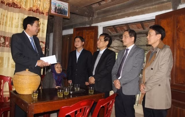 Trung tướng Trần Minh Thư, trao tiền nhuận bút 5 tập sách của cố Bộ trưởng Bộ Công an Trần Quốc Hoàn cho Trưởng tộc dòng họ Nguyễn Trọng tại nhà thờ tổ ở xã Nam Trung, huyện Nam Đàn.