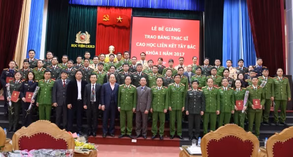 Các đại biểu chụp ảnh lưu niệm với các tân thạc sĩ.