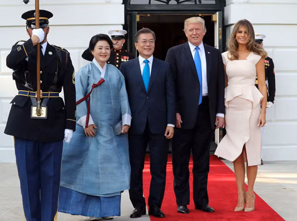 Tổng thống Mỹ Donald Trump và Đệ nhất phu nhân Melania Trump đón Tổng thống Hàn Quốc Moon Jae-in cùng phu nhân Kim Jung-sook tại Nhà Trắng. Ảnh: Yonhap.