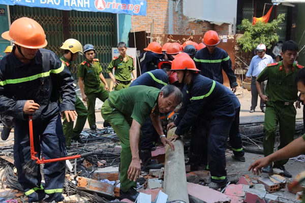 Cán bộ - chiến sĩ Cảnh sát PCCC tỉnh Bình Định cứu nạn – cứu hộ tại hiện trường.