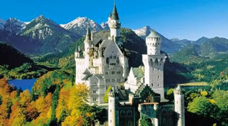 Tòa lâu đài kỳ ảo vươn mình giữa rặng núi Alpes. Tòa lâu đài kỳ ảo vươn mình giữa rặng núi Alpes.
