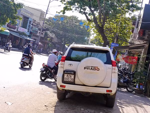 Xe ô tô 82A-000.39 dừng lại sau khi gây tai nạn liên hoàn khiến 6 người bị thương.