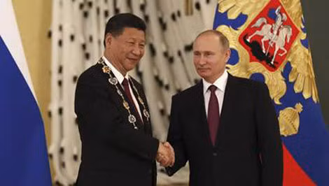 Tổng thống Nga Vladimir Putin bắt tay chủ tịch Trung Quốc Tập Cận Bình tại Điện Kremlin, ngày 4-7-2017.