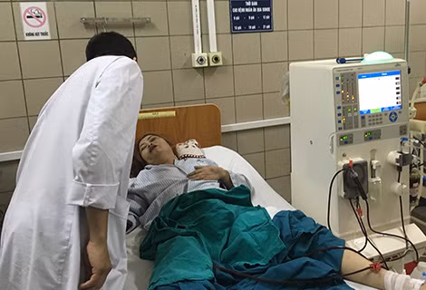 Bệnh nhân uống thuốc diệt cỏ Paraquat vật vã vì phổi bị “đốt cháy”.