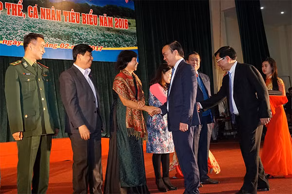 Lãnh đạo huyện Mộc Châu trao thưởng và biểu dương các điển hình tiên tiến.
