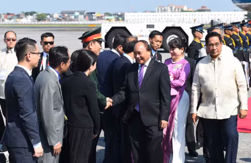 Thủ tướng Nguyễn Xuân Phúc đến sân bay quốc tế Ninoy Aquino, Thủ đô Manila, tham dự Hội nghị Cấp cao ASEAN lần thứ 30.