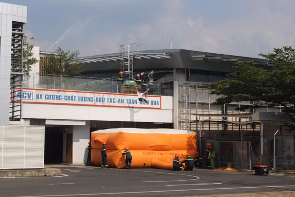 Đệm hơi cứu người từ tầng 2.