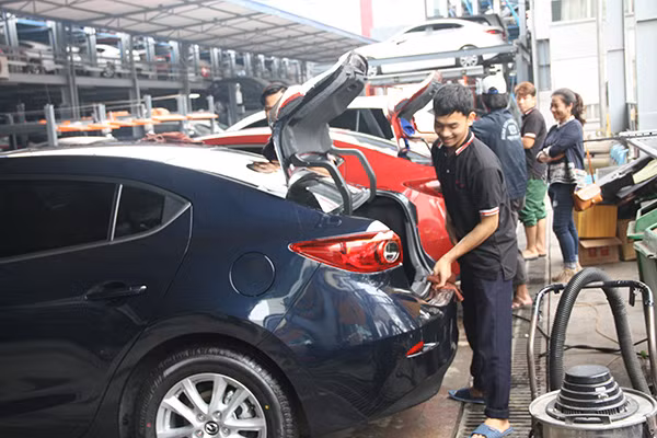 Một góc phân xưởng chăm sóc xe hơi của Sông Hồng.