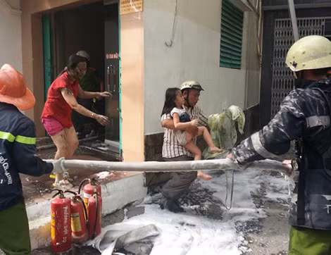 Khoảnh khắc người cha mừng rỡ ôm con gái sau khi được trinh sát cứu mạng khỏi đám cháy nhà số 690B Lê hồng Phong, phường 10, quận 10, TP HCM.
