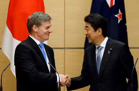 Thủ tướng New Zealand Bill English và Thủ tướng Nhật Bản Shinzo Abe tại Tokyo hôm 17-5. Ảnh Reuters.