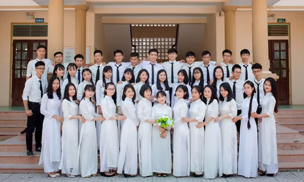 Tập thể lớp 12A1 trường THPT Hoàng Mai (Nghệ An).