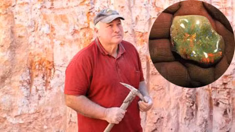 Richard Saunders và Một viên đá opal thô (ảnh nhỏ).