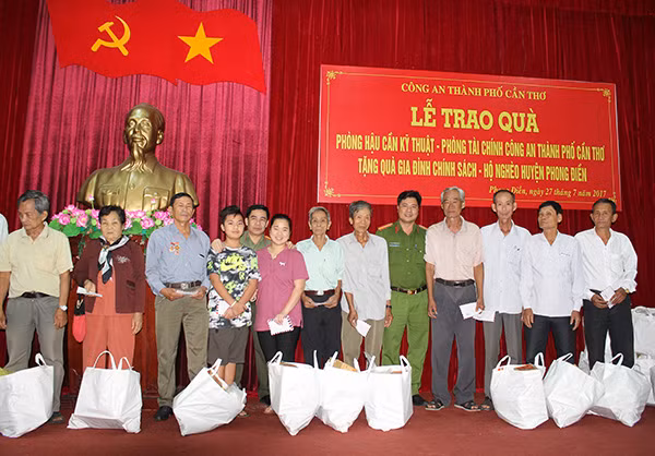 Công an TP Cần Thơ, tặng quà gia đình chính sách, hộ nghèo huyện Phong Điền.