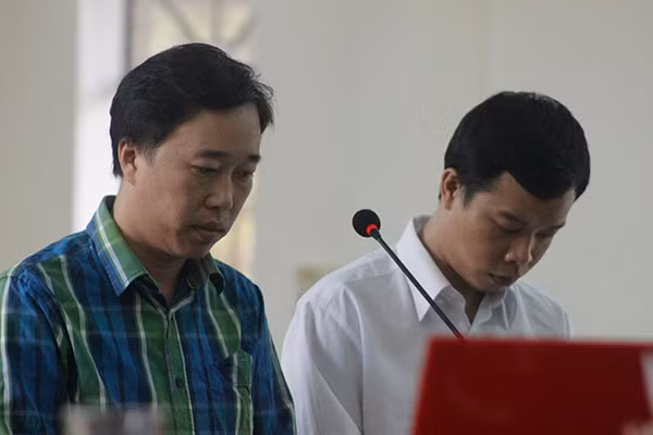 Bị cáo Lê Trung Linh (bên trái) và bị cáo Huỳnh Văn Thế tại phiên tòa ngày 11-4.