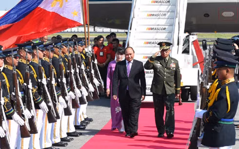 Thủ tướng Nguyễn Xuân Phúc cùng Phu nhân đến sân bay quốc tế Ninoy Aquino, Thủ đô Manila.