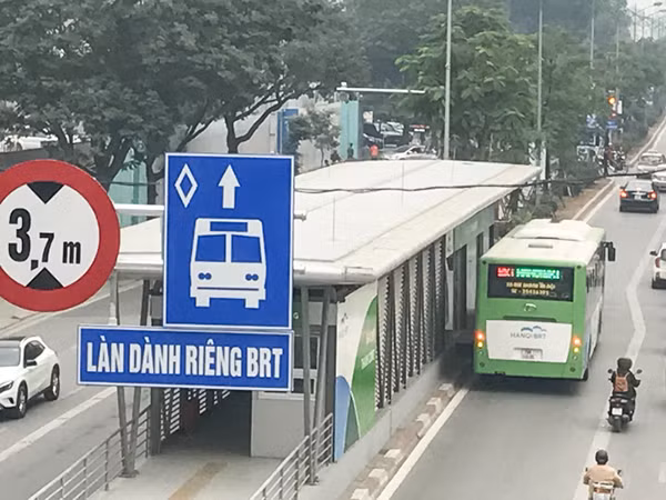 Người dân cho rằng, không nên cấm hoàn toàn hoạt động của taxi trên trục đường có tuyến buýt BRT.