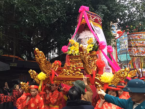 Kiệu Mẫu về tới đền Hạ, thành phố Tuyên Quang sáng 9-3. Kiệu Mẫu về tới đền Hạ, thành phố Tuyên Quang sáng 9-3.