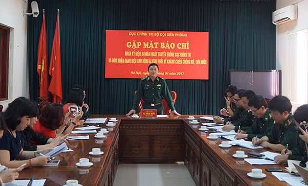 Thiếu tướng Lê Như Đức chủ trì cuộc gặp gỡ báo chí, chiều 11-4.