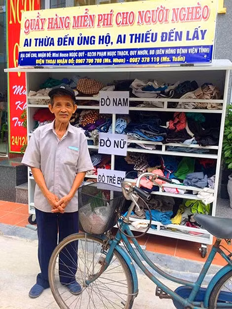 Cụ ông mang sổ hộ nghèo đến nhận quần áo (ảnh facebook). Cụ ông mang sổ hộ nghèo đến nhận quần áo (ảnh facebook).