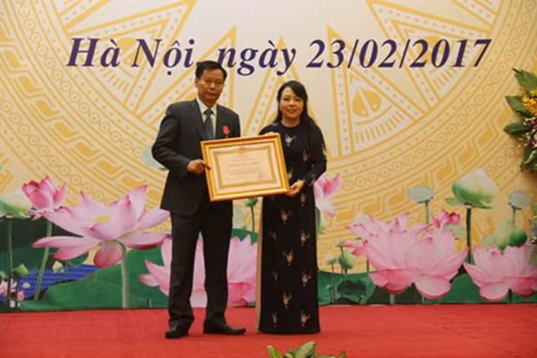 Bộ trưởng Bộ Y tế Nguyễn Thị Kim Tiến trao Huân chương Lao động hạng Ba tặng cá nhân có thành tích xuất sắc.