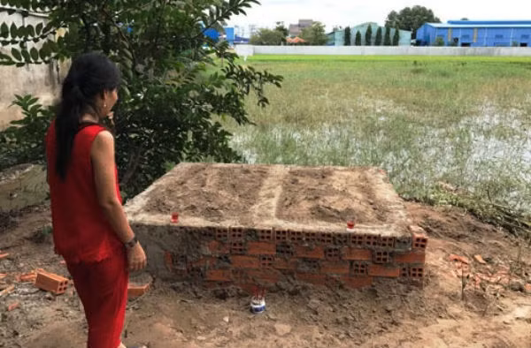 Người mẹ thất thần bên ngôi mộ đắp vội của 2 con trai.