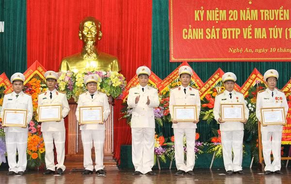 Đại tá Nguyễn Mạnh Hùng, Phó Giám đốc Công an tỉnh trao giấy khen cho các tập thể, cá nhân có thành tích xuất sắc.
