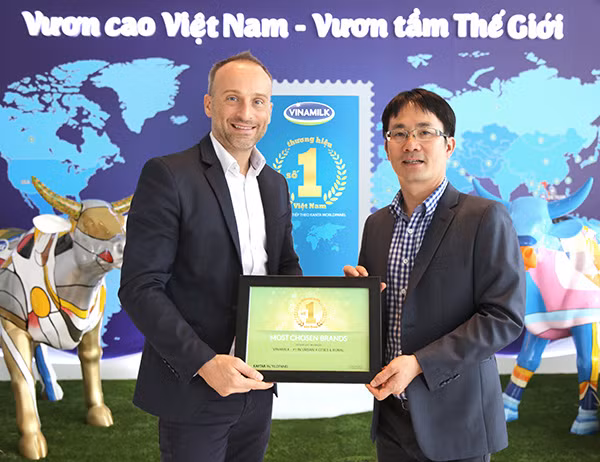 Ông David Anjoubault, Tổng Giám đốc Kantar World Panel trao chứng nhận “Thương hiệu số 1 Việt Nam” cho ông Phan Minh Tiên – Giám đốc điều hành Vinamilk.