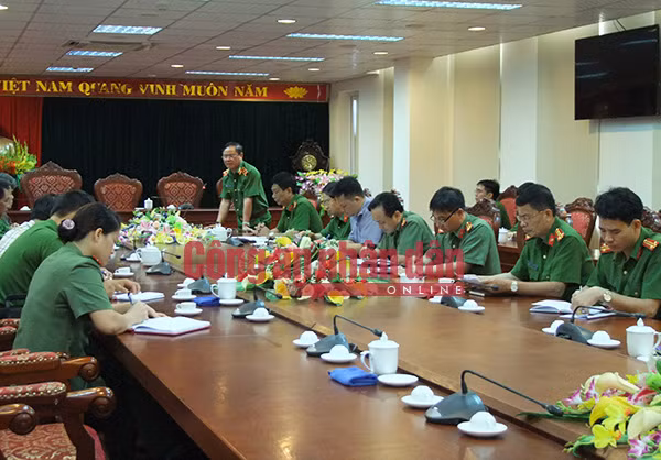 Một số hình ảnh tại buổi làm việc và quá trình kiểm tra tại bệnh viện và thăm hỏi bệnh nhân của Trung tướng Trần Văn Vệ và Đoàn công tác Bộ Công an.