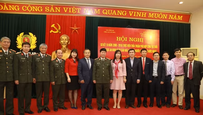 Các đại biểu dự Hội nghị chụp ảnh lưu niệm.