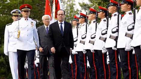Tổng thống Pháp Francois Hollande và Tổng thống Singapore Tony Tan duyệt hàng quân danh dự tại Singapore ngày 26-3-2017.