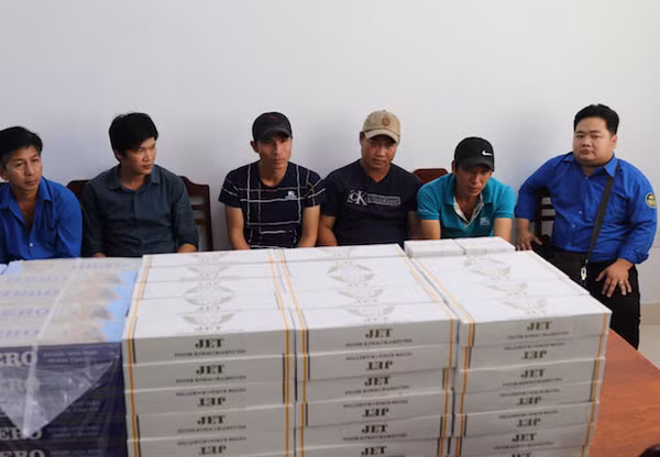 Tang vật cùng những người vi phạm, vận chuyển thuốc lá lậu.