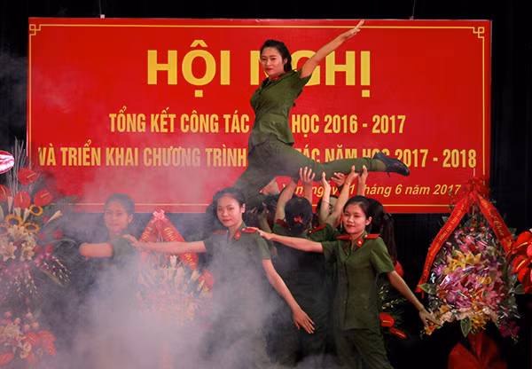 Tiết mục văn nghệ của sinh viên Trường T51 chào mừng Hội nghị.