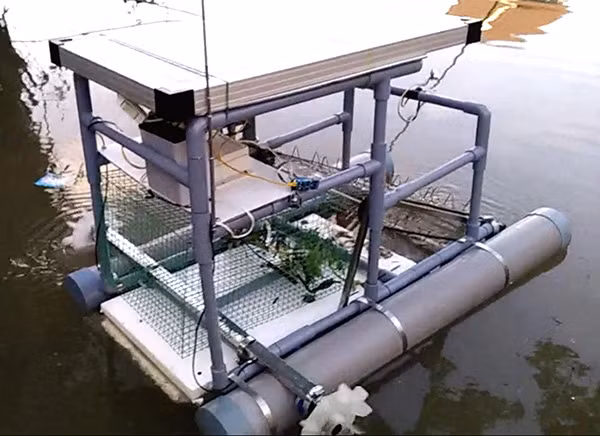 Máy vớt rác tự động trên sông do Duy và Khanh sáng chế.
