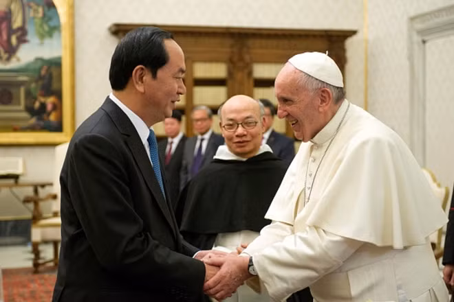 Giáo hoàng Francis đón Chủ tịch nước Trần Đại Quang tới thăm Toà thánh Vatican.