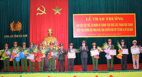 Đại tá Nguyễn Văn Trung – Giám đốc Công an tỉnh và Đại tá Trương Minh Côn – Phó Giám đốc Công an tỉnh Hà Nam trao Giấy khen cho các lực lượng có thành tích xuất sắc trong phá án.