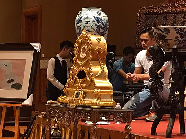 Sản phẩm đồng hồ cổ mạ vàng có giá khởi điểm 0 đồng nhưng đã đấu thành công ở mức 360 triệu đồng.