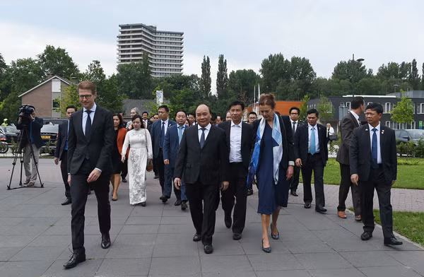 Lãnh đạo Đại học Wageningen đón Thủ tướng Nguyễn Xuân Phúc tới thăm.
