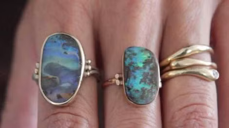 Trang sức chế tác từ opal.