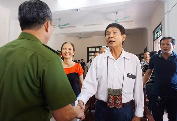 Doanh nghiệp bắt tay đại diện Công an TP Vinh ngay sau khi tòa tuyên án.