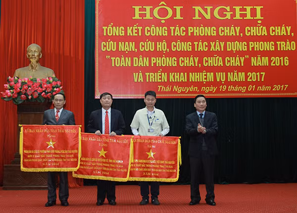 Đồng chí Vũ Hồng Bắc, Chủ tịch UBND tỉnh Thái Nguyên trao thưởng cho các tập thể, cá nhân đạt thành tích xuất sắc.