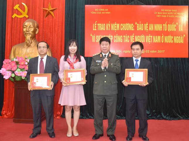 Thứ trưởng Bùi Văn Nam trao tặng Kỷ niệm chương “Bảo vệ an ninh Tổ quốc” cho các cán bộ, lãnh đạo thuộc Ủy ban Nhà nước về NVNONN.