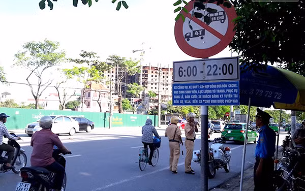 Biển báo đặt trên đường Lê Lợi (TP Vinh), căn nguyên của vụ kiện hi hữu.